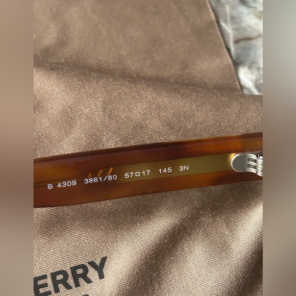 BURBERRY Sunglasses New - Picture 9 of 9
